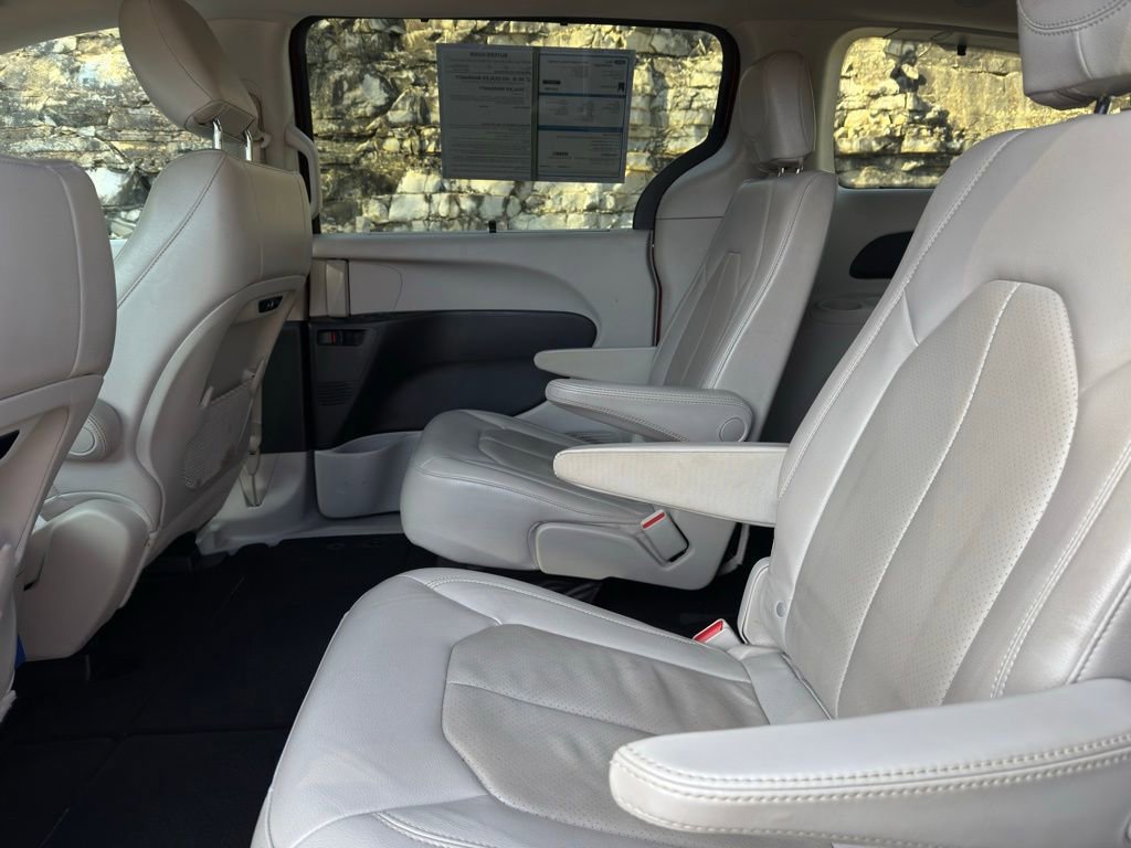 Used 2021 Chrysler Pacifica Touring-L image 12