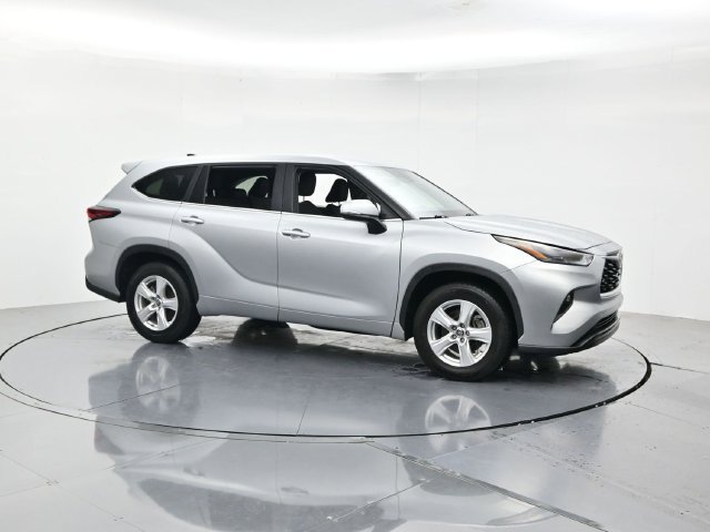 Used 2025 Toyota Highlander LE FWD image 3