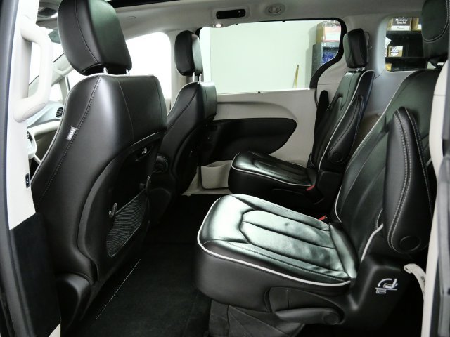 Used 2023 Chrysler Pacifica Limited FWD image 13