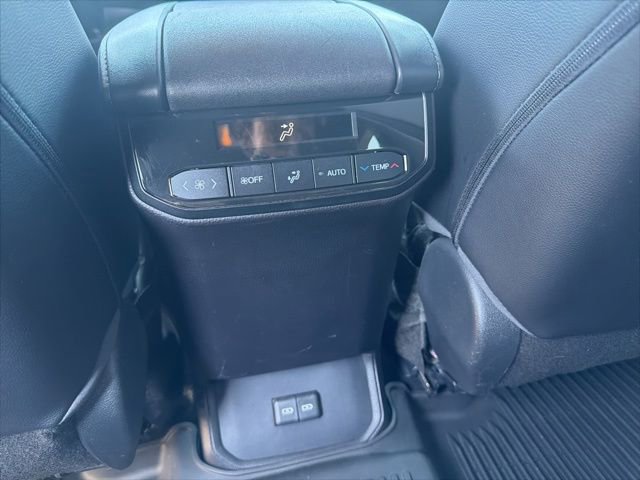 Used 2022 Toyota Highlander XSE FWD image 13