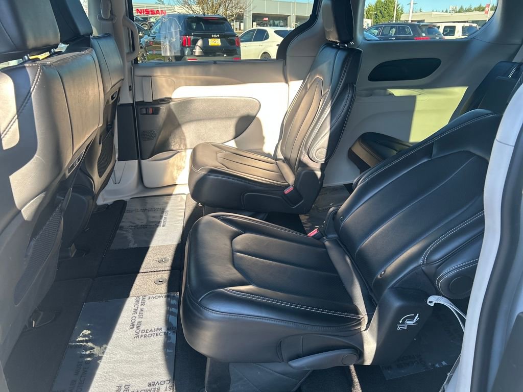 Used 2024 Chrysler Pacifica Touring-L image 9