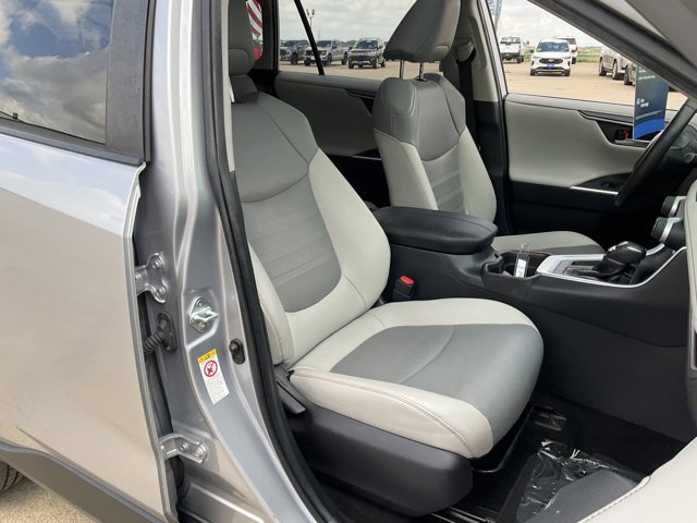 Used 2019 Toyota RAV4 Limited w/ Cold Weather Package FWD image 16