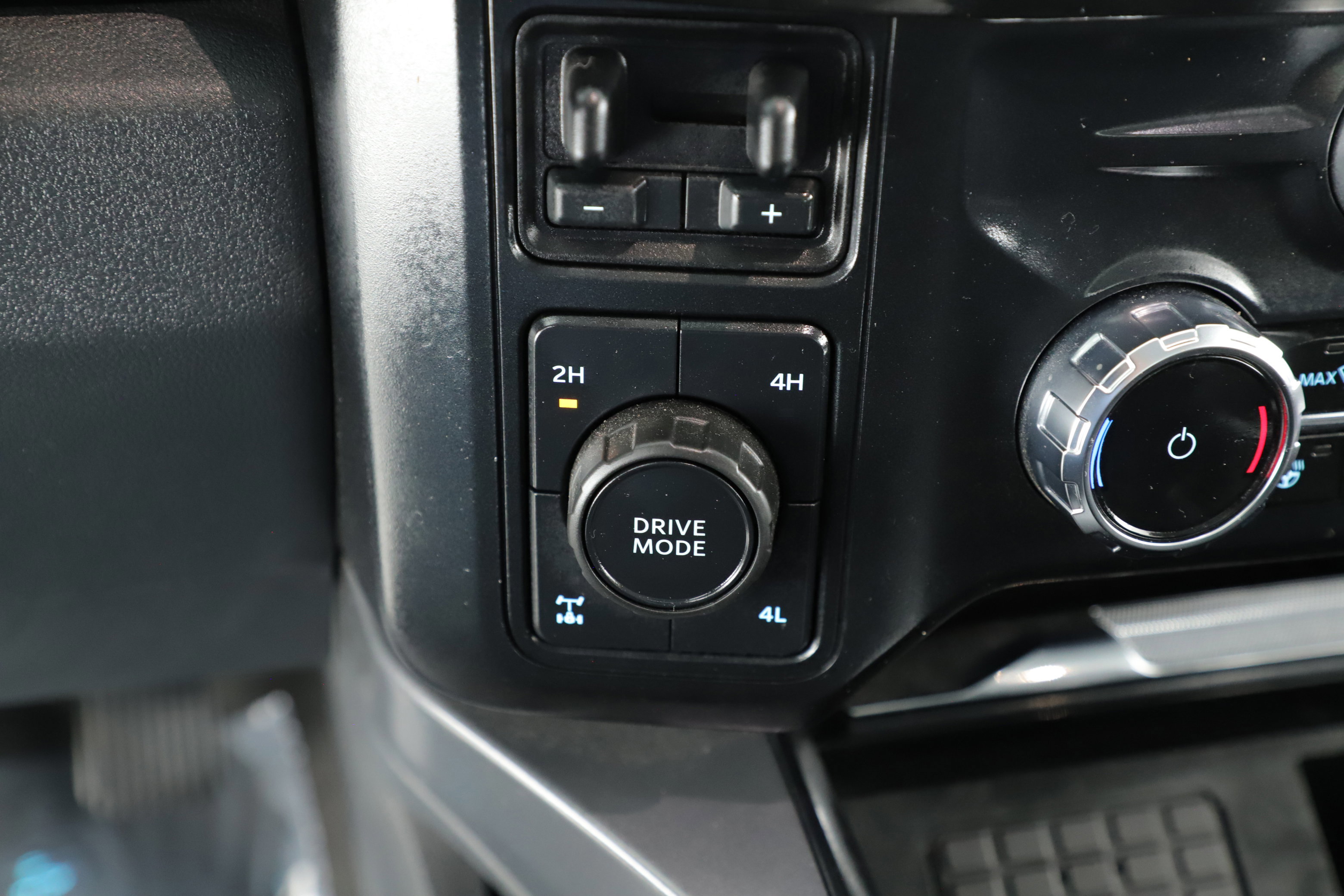 Certified 2024 Ford F350 Lariat w/ Lariat Ultimate Package image 16