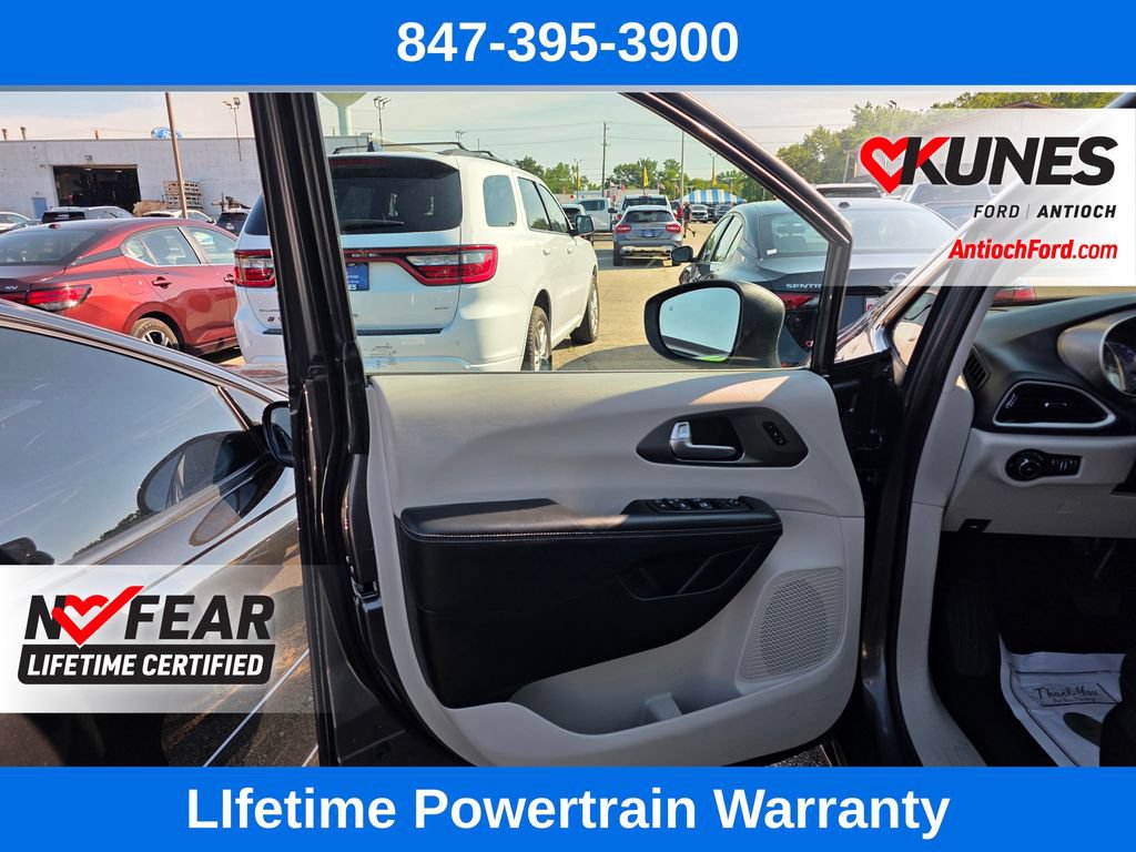 Used 2023 Chrysler Pacifica Touring-L FWD image 10