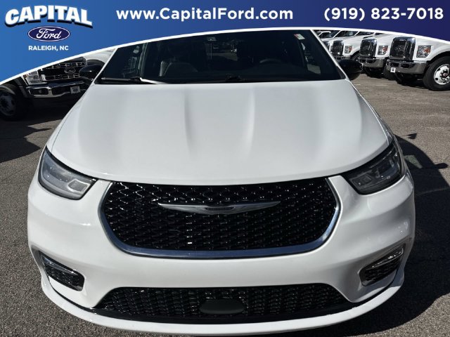 Used 2025 Chrysler Pacifica Select FWD image 10