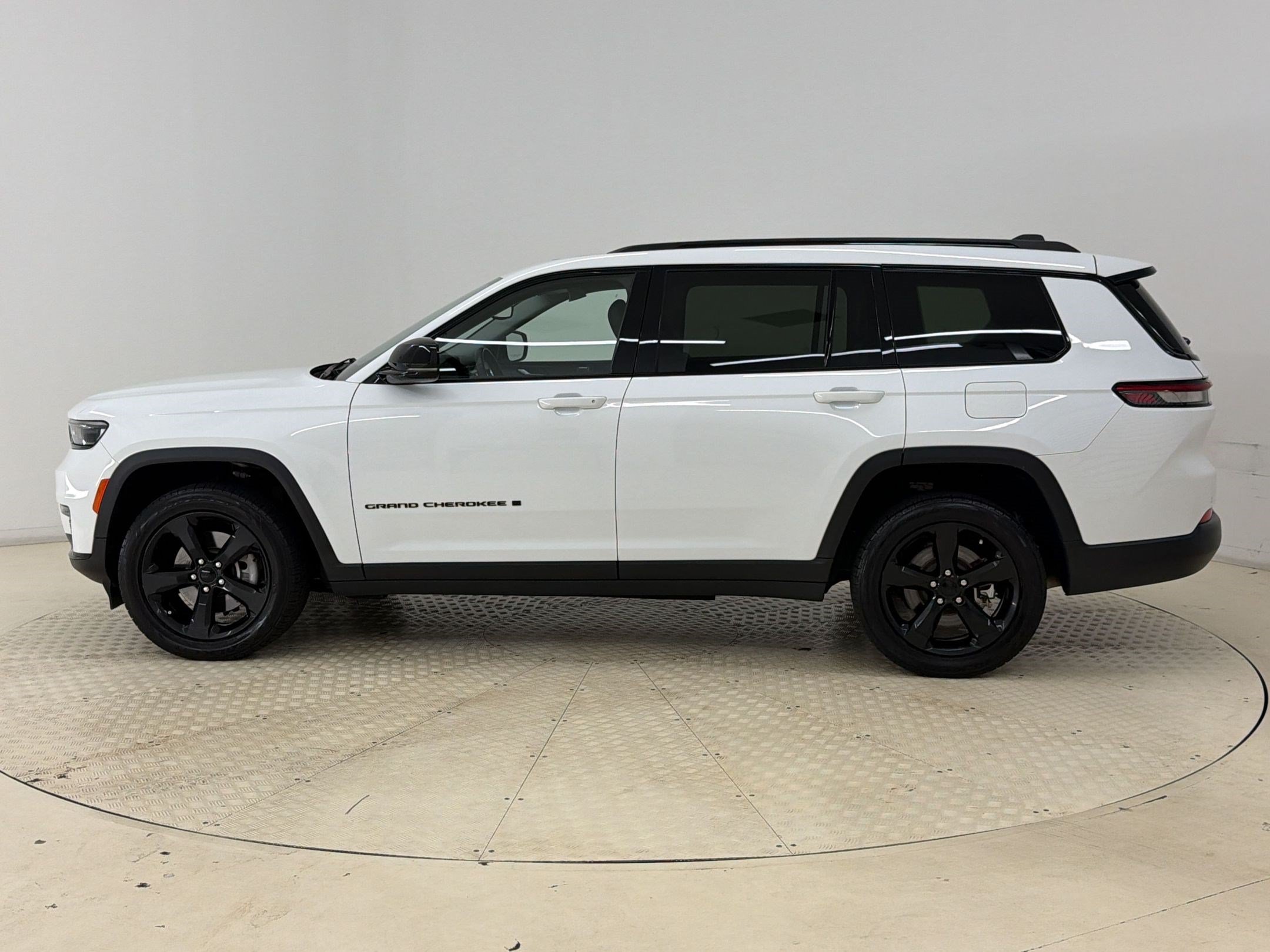 Used 2022 Jeep Grand Cherokee L Limited w/ Black Appearance Package AWD/4WD video 2