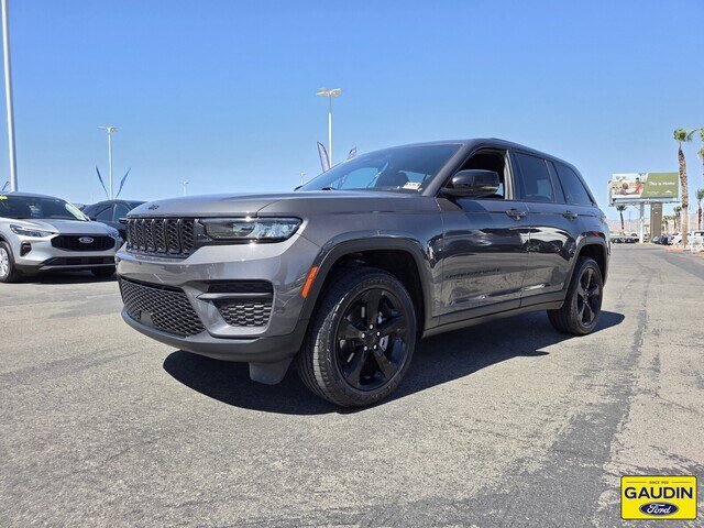 Used 2024 Jeep Grand Cherokee Altitude AWD/4WD image 3