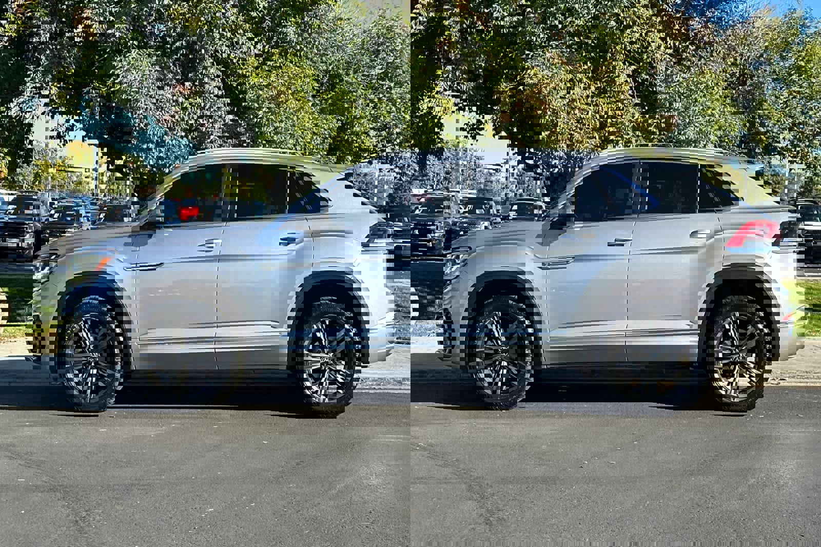 Used 2022 Volkswagen Atlas Cross Sport SEL R-Line image 2