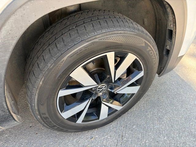 Used 2022 Volkswagen Atlas Cross Sport SE FWD image 16