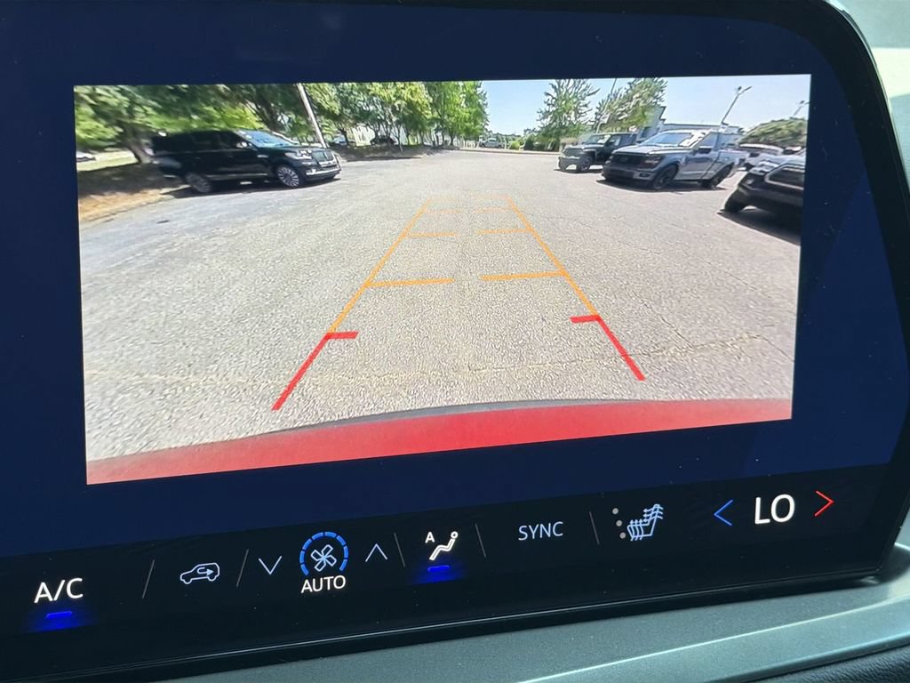 Used 2026 Chevrolet Traverse LT FWD image 17