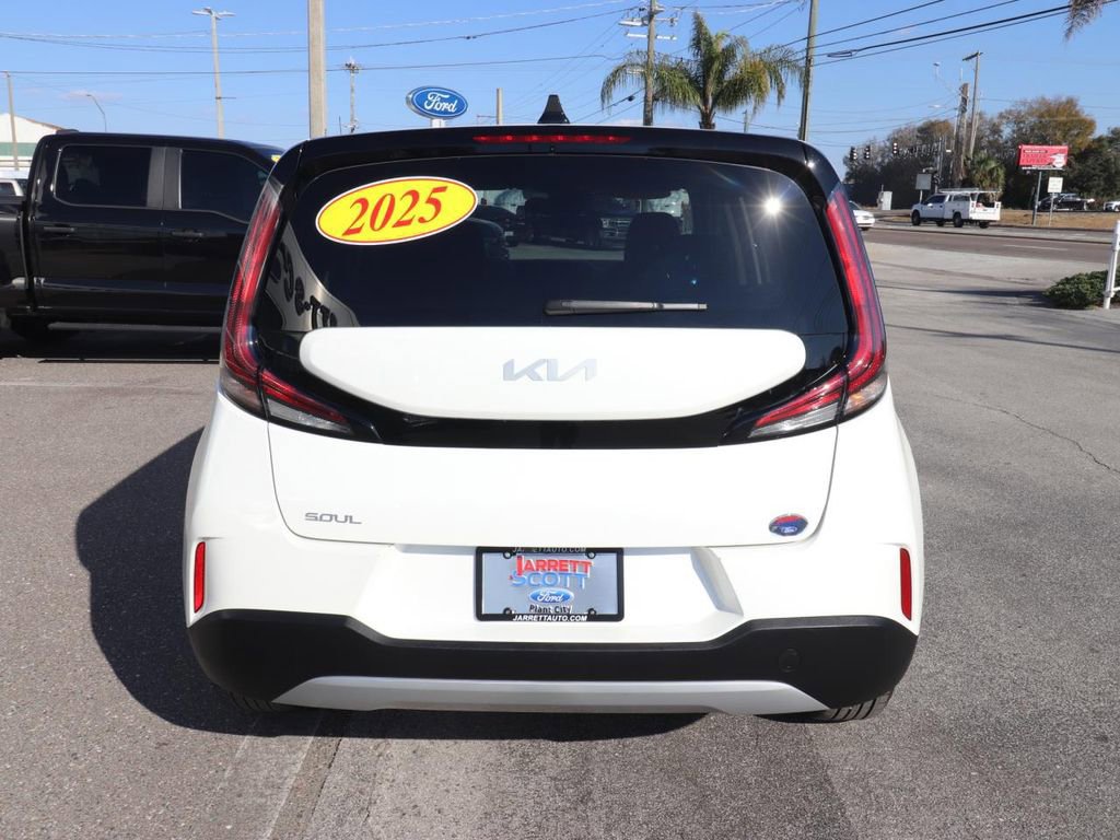 Used 2025 Kia Soul LX w/ LX Technology Package image 4
