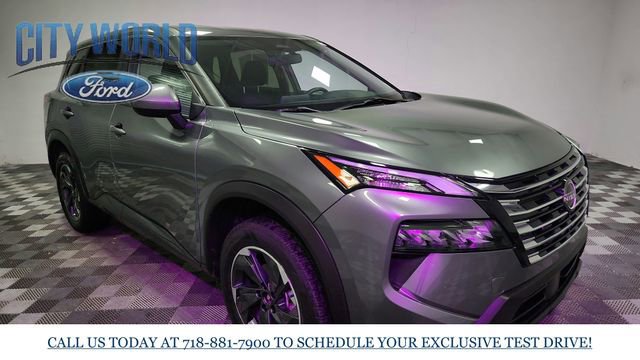 Used 2024 Nissan Rogue SV image 2