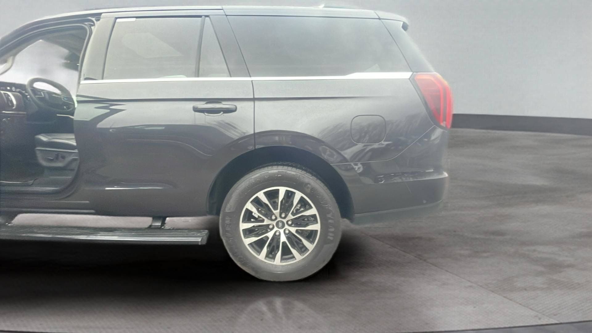 Certified 2025 Ford Expedition Platinum AWD/4WD image 25