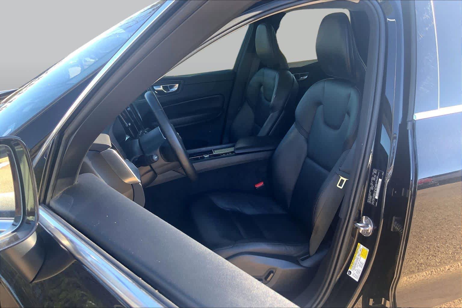 Used 2023 Volvo XC60 B5 Core w/ Climate Package FWD image 8