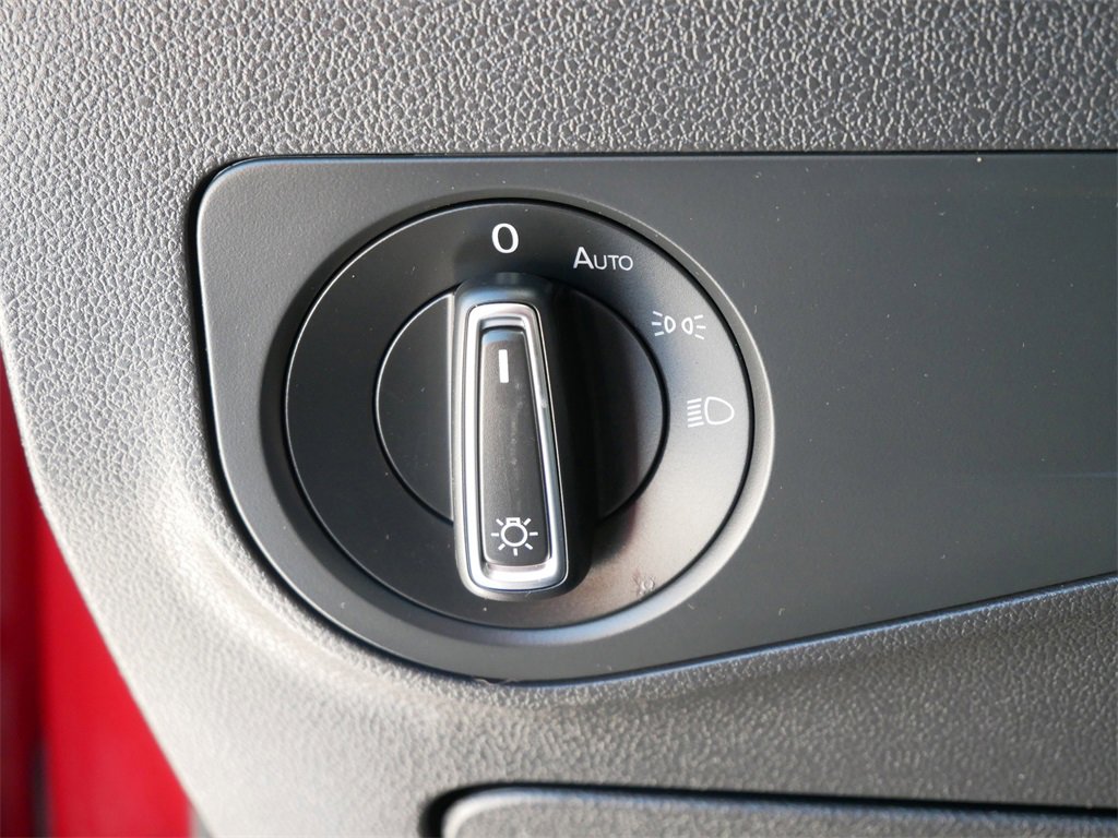 Used 2018 Volkswagen Tiguan SE image 16