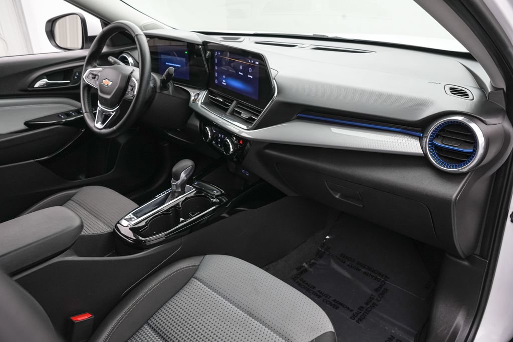 Used 2025 Chevrolet Trax LT w/ LT Convenience Package FWD image 21