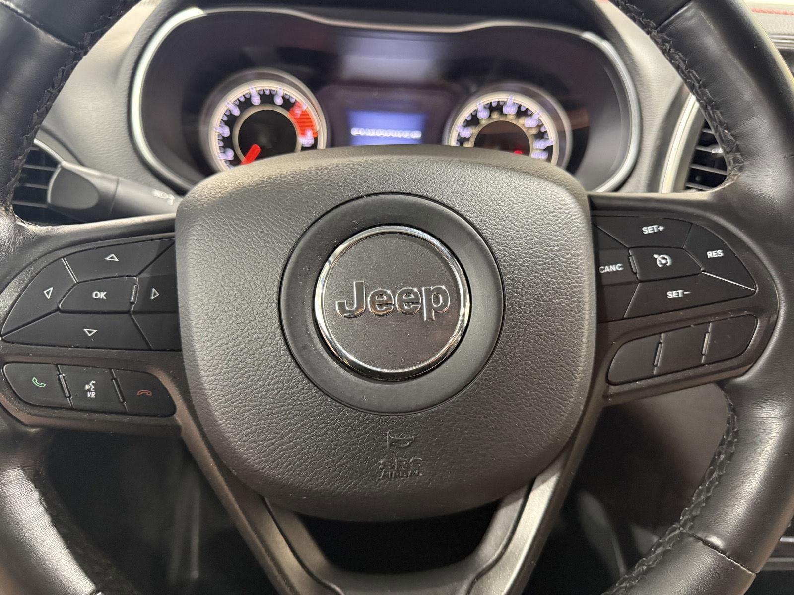 Used 2019 Jeep Cherokee Trailhawk AWD/4WD image 11