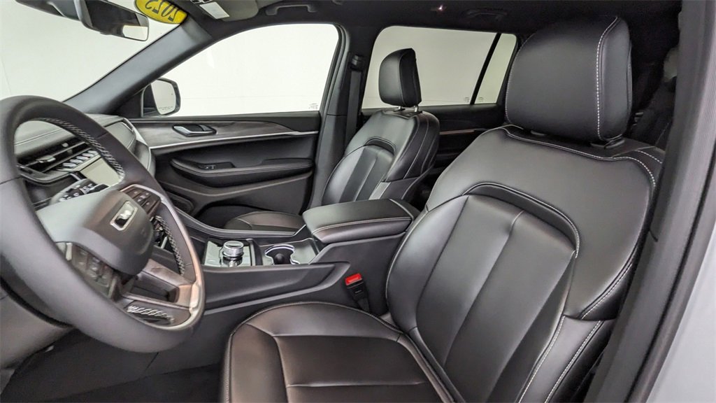 Used 2025 Jeep Grand Cherokee L Limited image 2