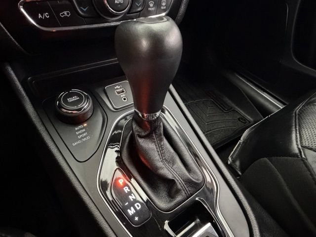 Used 2020 Jeep Cherokee Limited w/ Luxury Group AWD/4WD image 29