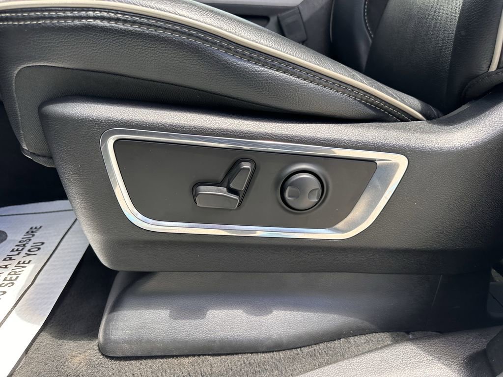 Used 2024 RAM 1500 Laramie AWD/4WD image 10