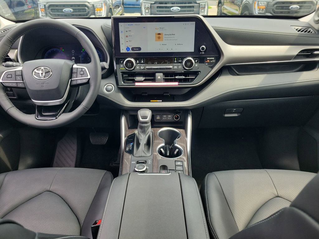 Used 2024 Toyota Highlander Limited AWD/4WD image 11