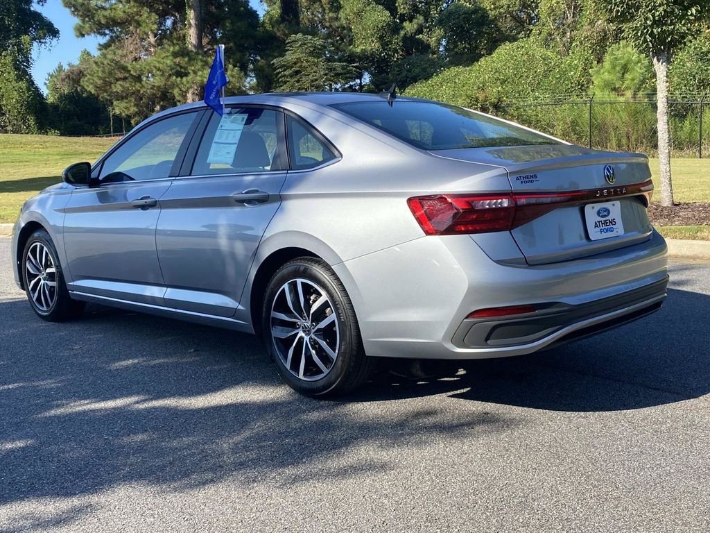 Used 2025 Volkswagen Jetta SE FWD image 8