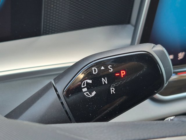 Used 2025 Volkswagen Tiguan SE FWD image 19