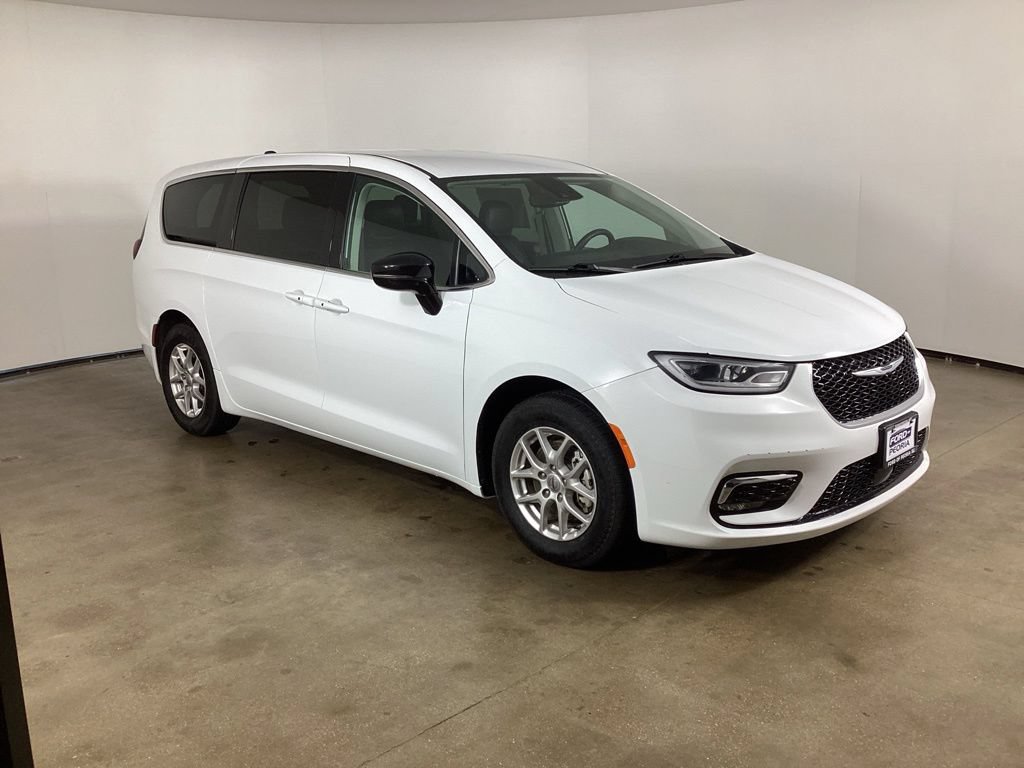 Used 2024 Chrysler Pacifica Touring-L FWD image 5