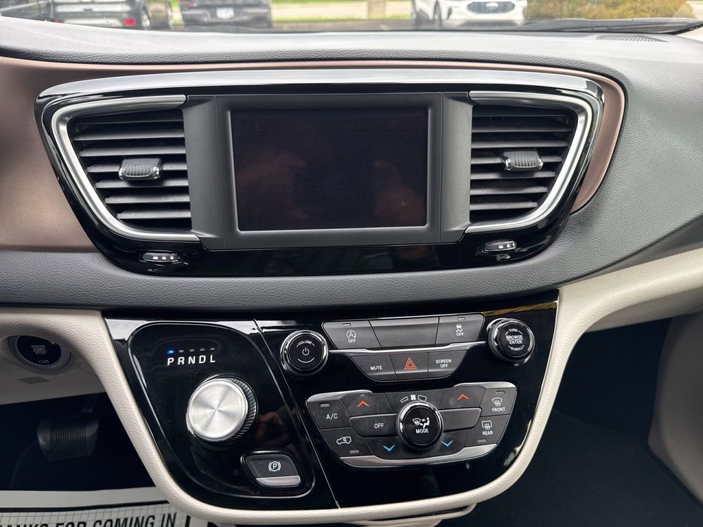 Used 2023 Chrysler Voyager LX image 23