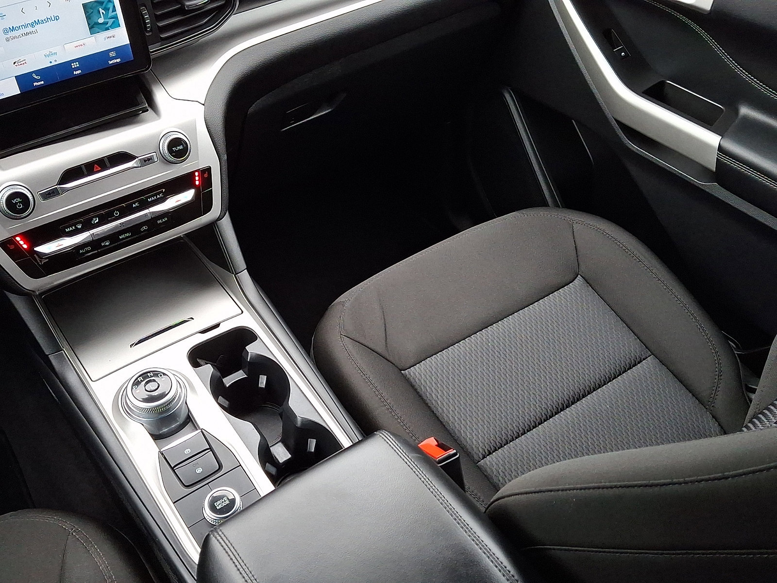 Certified 2022 Ford Explorer XLT w/ Class IV Trailer Tow Package image 16