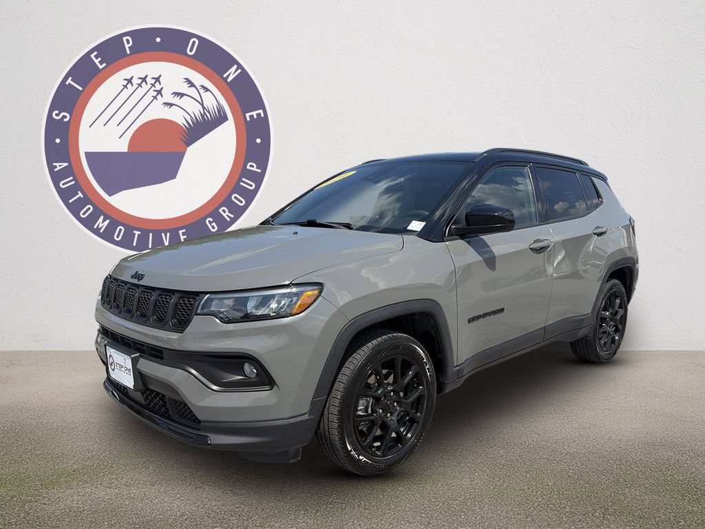 Used 2024 Jeep Compass Latitude w/ Convenience Group AWD/4WD image 2