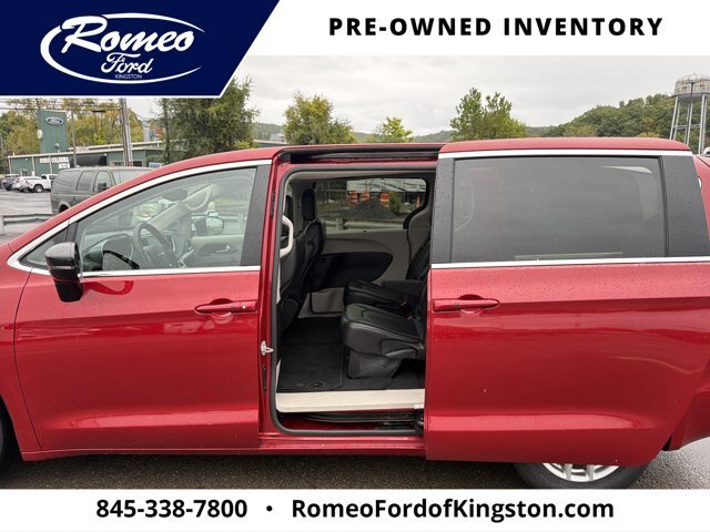 Used 2024 Chrysler Pacifica Touring-L FWD image 25