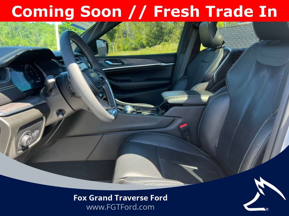 Used 2023 Jeep Grand Cherokee Overland w/ Luxury Tech Group IV AWD/4WD image 3