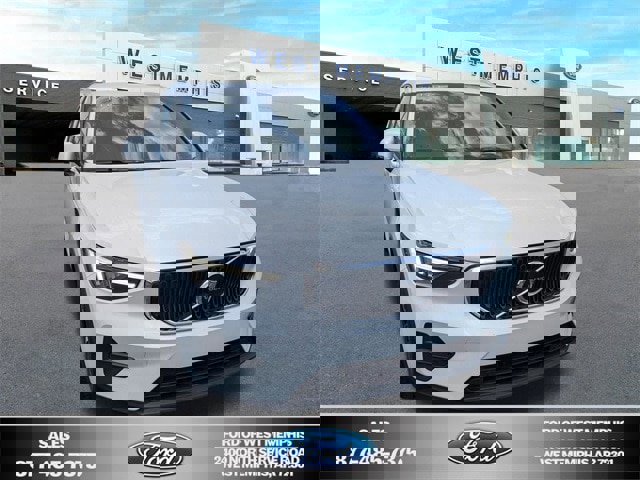 Used 2023 Volvo XC40 B5 Core image 7