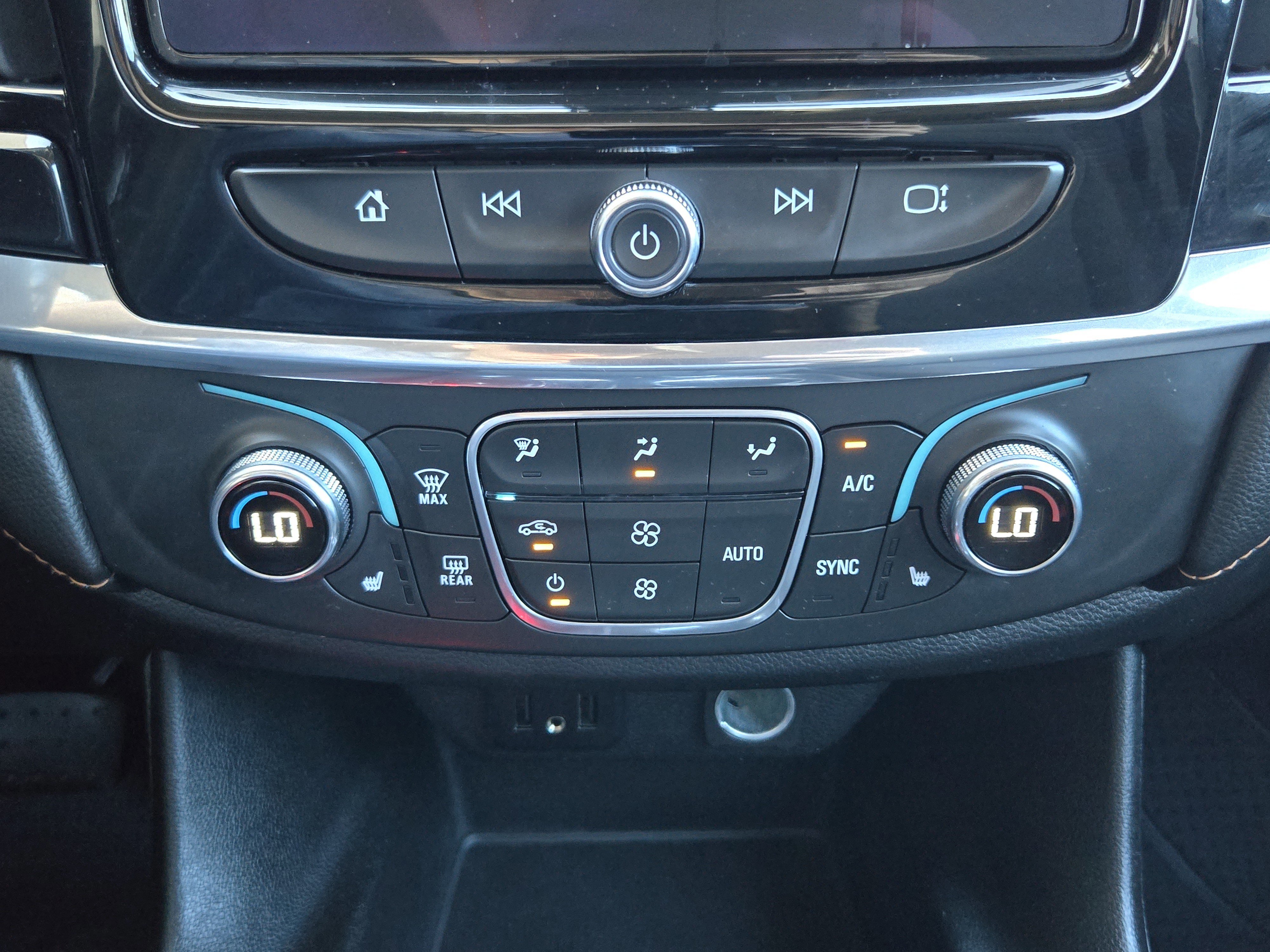 Used 2020 Chevrolet Traverse LT image 14