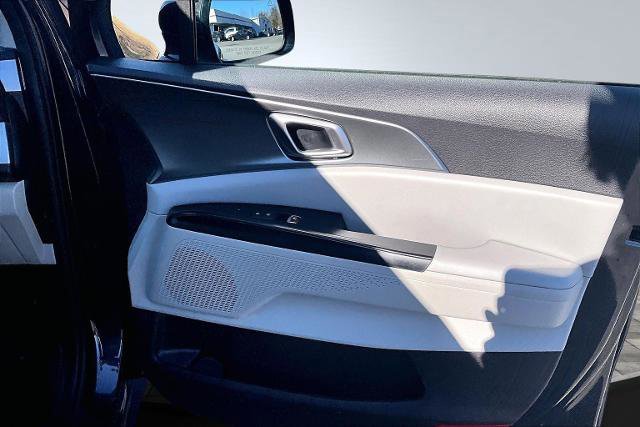 Used 2022 Kia Carnival LX image 26