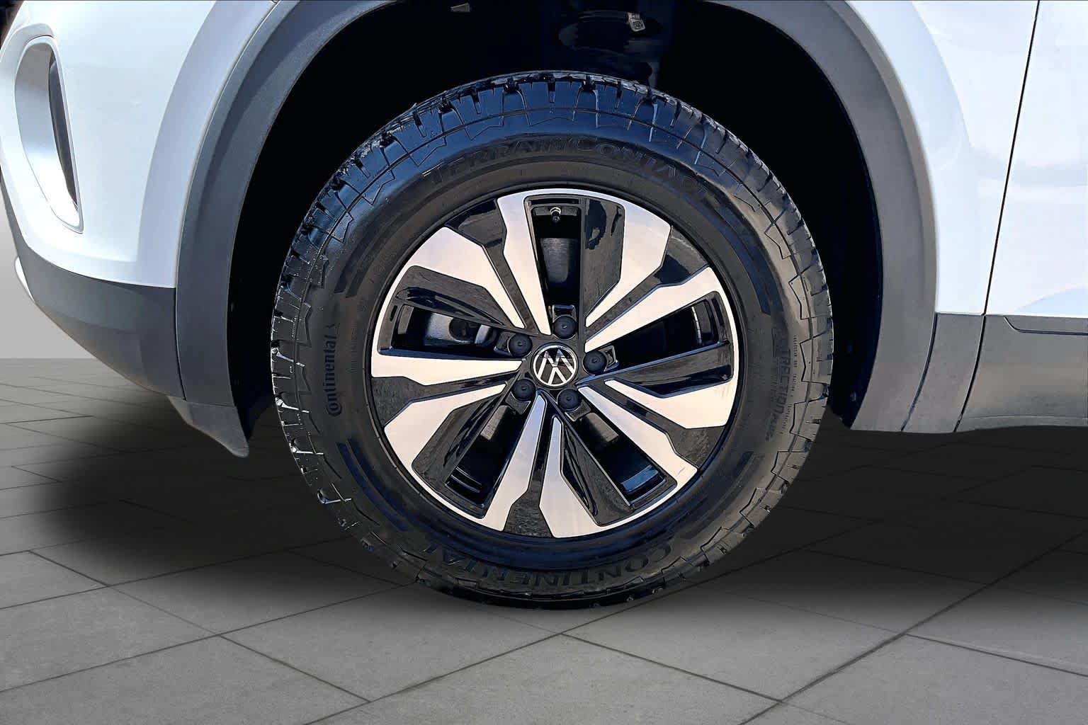 Used 2025 Volkswagen Atlas SE FWD image 13