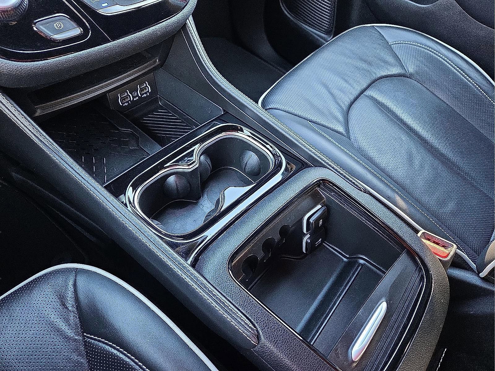 Used 2025 Chrysler Pacifica Limited image 25