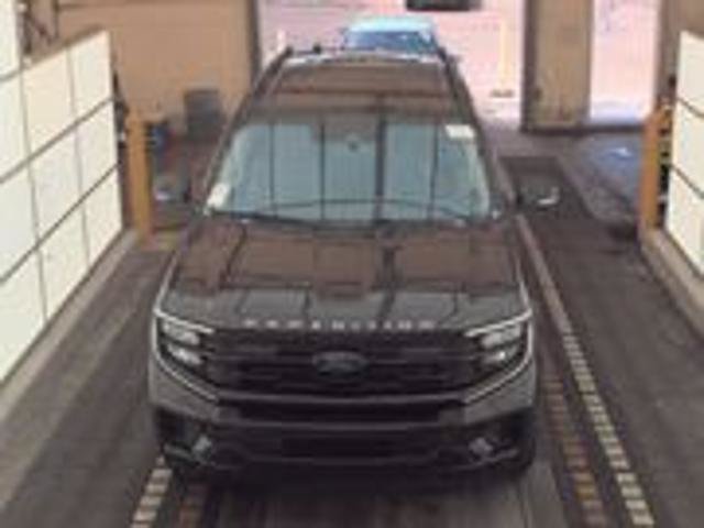 Certified 2025 Ford Expedition Active AWD/4WD image 3