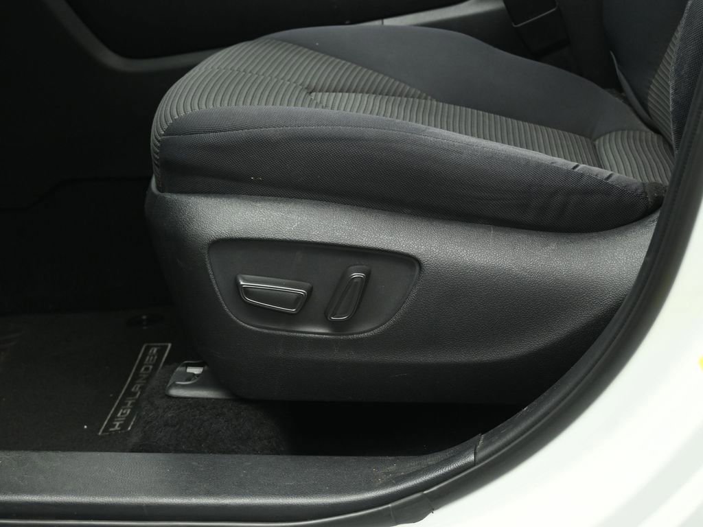 Used 2021 Toyota Highlander LE image 37