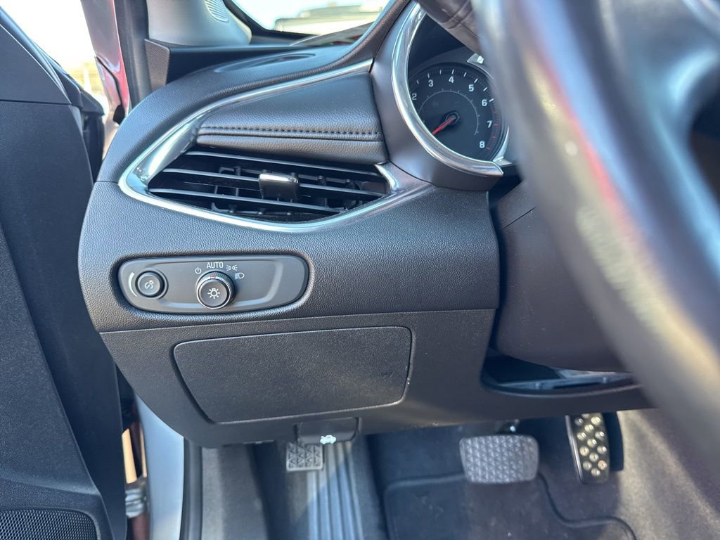 Used 2017 Chevrolet Malibu LT w/ Leather Package image 10