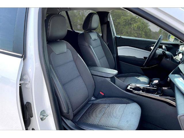 Used 2025 Chevrolet Trax LT w/ LT Convenience Package FWD image 24
