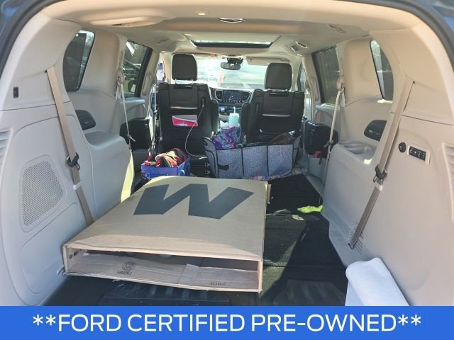 Used 2023 Chrysler Pacifica Limited w/ Uconnect Theater Family Group image 17