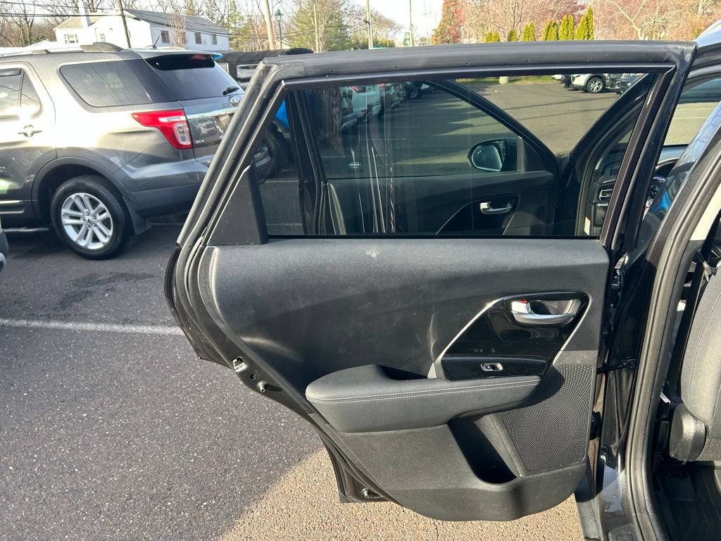 Used 2022 Kia Niro LXS image 16