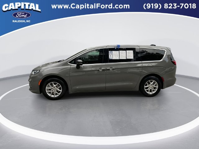 Used 2025 Chrysler Pacifica Select FWD image 5