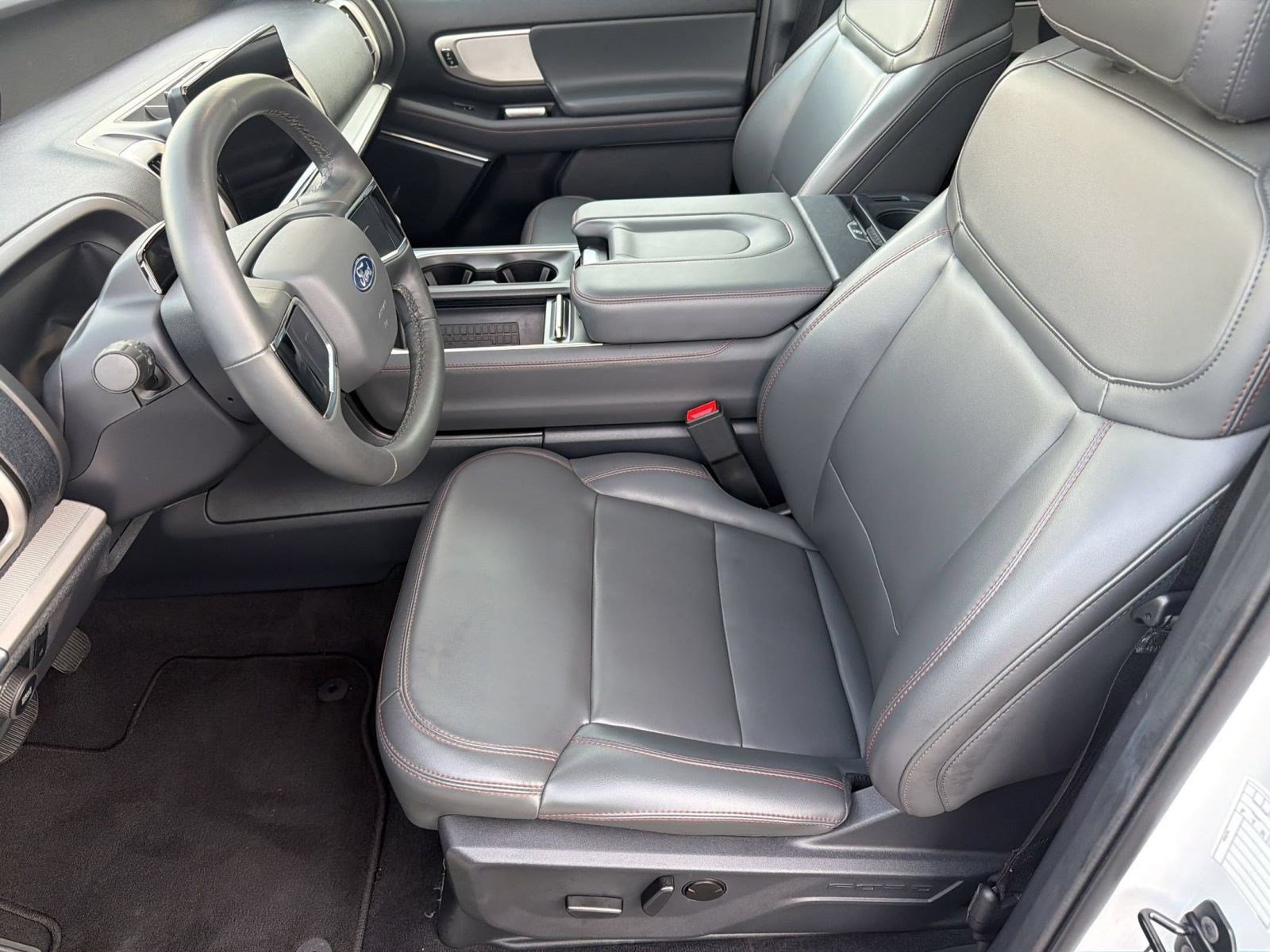 Certified 2025 Ford Expedition Active AWD/4WD image 5