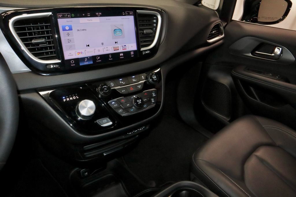 Used 2025 Chrysler Pacifica Select FWD image 30