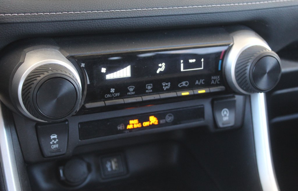 Used 2025 Toyota RAV4 LE AWD/4WD image 17