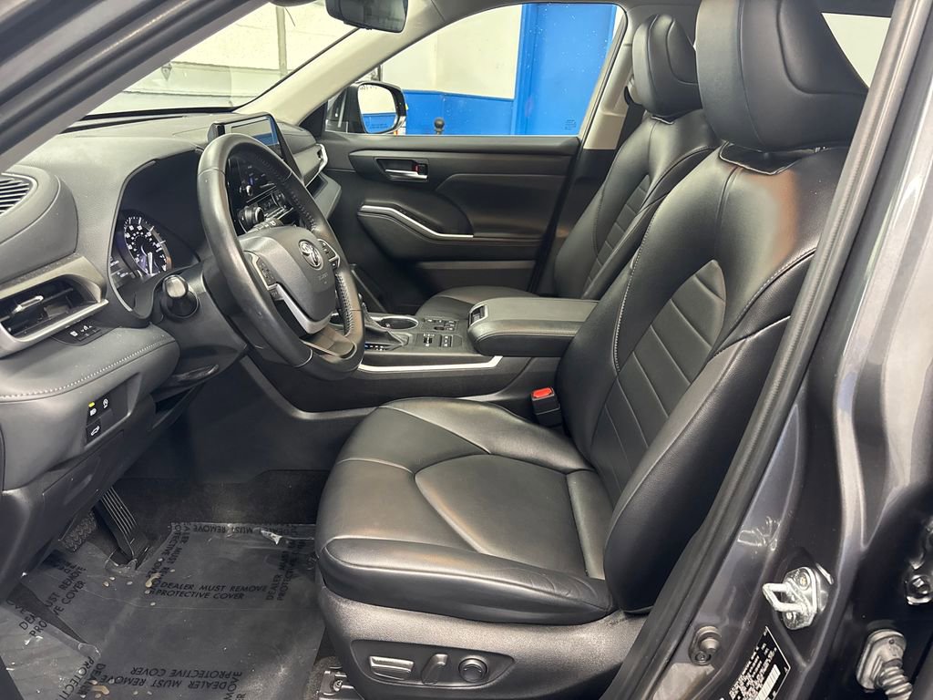Used 2023 Toyota Highlander XLE AWD/4WD image 10