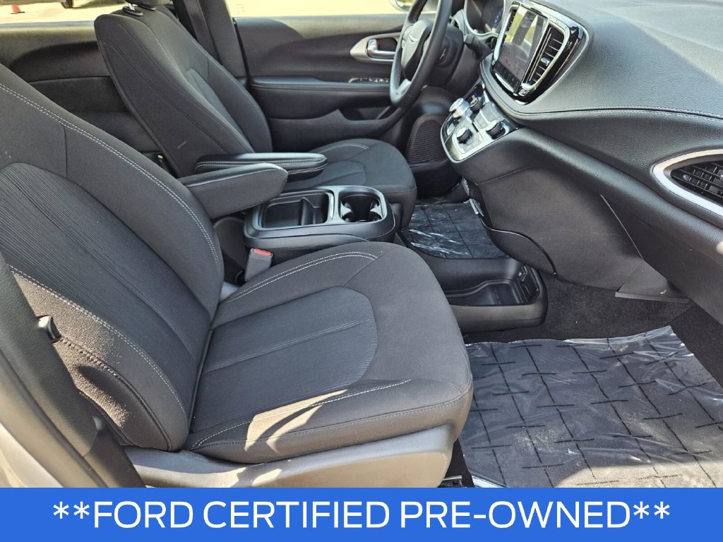 Used 2023 Chrysler Pacifica Touring FWD image 11